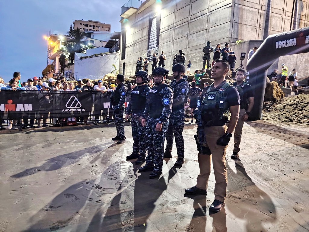 CmdtPoliciaEc's tweet image. Desde muy temprano ejecutamos un amplio despliegue táctico y logístico por aire y tierra con personal policial altamente comprometido y capacitado, en coordinación con entidades del Estado, para custodiar cada fase del evento internacional #IRONMAN 70.3 en #Manta.
700 efectivos…