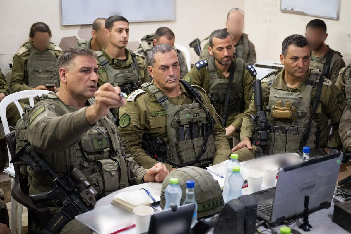 yishai_elmakyes's tweet image. 4 משפטים חשובים שאמר היום הרמטכ"ל אייל זמיר בסיורו בשג'עיה:
1. "אם נגיע בימים הקרובים לעסקה להשבת החטופים, זה יהיה הישג אדיר שלכם. כל חטוף שישוחרר זה בזכות הלחימה שלכם".
2. "לצערנו בקרב יש גם אבדות. זוהי חלק ממציאות המלחמה".
3. "אנחנו נלחמים כדי להגן על עצמנו. אי אפשר לעשות…