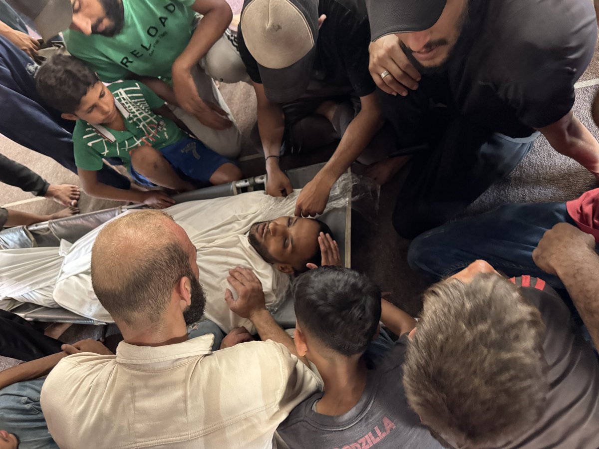 HamzaAbuToha's tweet image. رجعتُ الآن من جنازة (عليٍّ) ابن عمي، استشهد صباح اليوم منتظرًا المساعدات، ذلك الجسد النحيل الذي أنهكه الجوع، والوجه الأسمر الذي حاك لونَه لهيب الشمس، ذهب ليبحث لأطفاله الأربع عن شيء من الطحين، فرجع إليهم محمولًا ليطعمهم ما لذَّ وطاب من أصناف الحزن والأسى والحسرة..