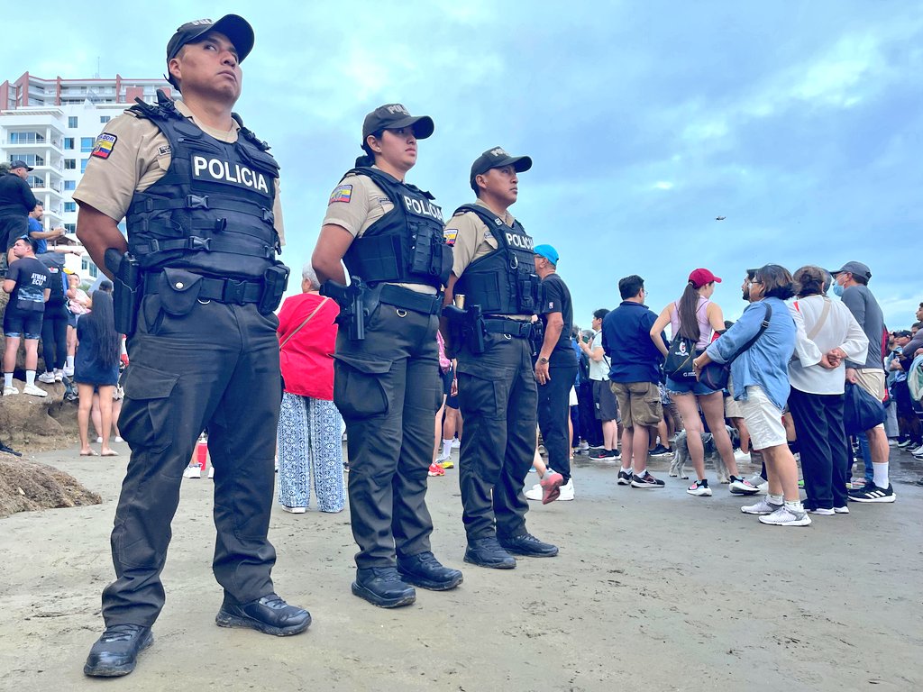 CmdtPoliciaEc's tweet image. Desde muy temprano ejecutamos un amplio despliegue táctico y logístico por aire y tierra con personal policial altamente comprometido y capacitado, en coordinación con entidades del Estado, para custodiar cada fase del evento internacional #IRONMAN 70.3 en #Manta.
700 efectivos…
