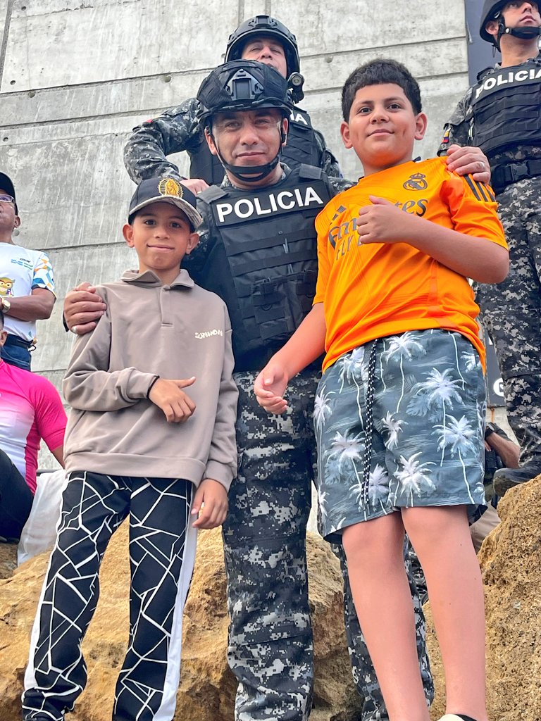CmdtPoliciaEc's tweet image. Desde muy temprano ejecutamos un amplio despliegue táctico y logístico por aire y tierra con personal policial altamente comprometido y capacitado, en coordinación con entidades del Estado, para custodiar cada fase del evento internacional #IRONMAN 70.3 en #Manta.
700 efectivos…