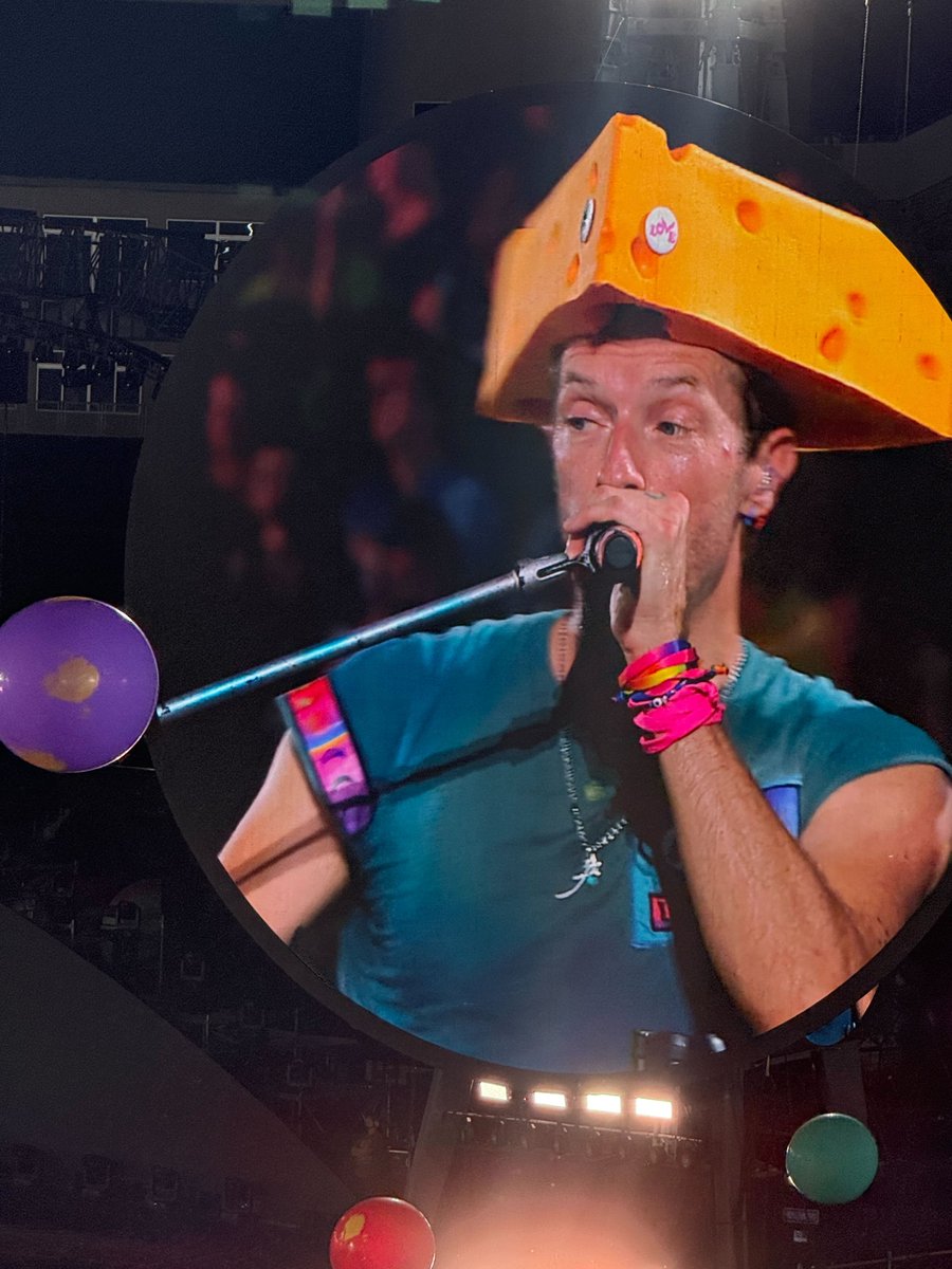 biancoresearch's tweet image. Chris Martin of Coldplay in Madison, WI last night
When they got to the “kiss cam” part, Martin said:
“Ok, we’re going to turn the camera on now. Please prepare yourself for the possibility you might be on the big screen.”
Then they proceeded to show nothing but dudes in silly…