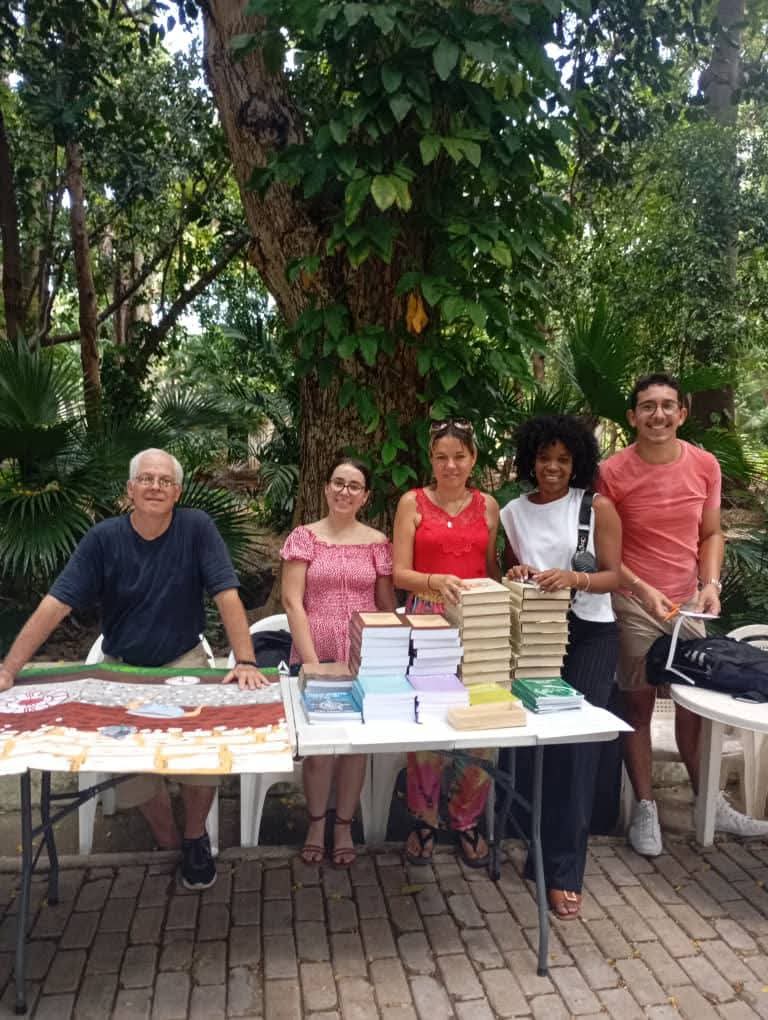 📢 Participó #ILLdeCuba en Gran Feria de Ciencias 

👥 Una representación de jóvenes investigadores del Departamento de Lingüística de nuestro centro, encabezada por su jefa, Elisa García, participó este sábado en la Gran Feria de Ciencias. 
1/4