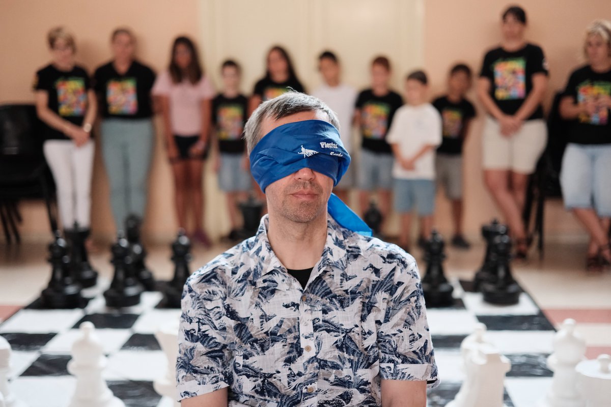 En el Día Mundial del Ajedrez, Gata Kamsky juega a la ciega (¡su primera vez!) contra un grupo de chicos de Alcubierre. El municipio no llega a 400 habitantes, pero lleva 18 años consiguiendo atraer a los mejores ajedrecistas del mundo. 

#chess #ajedrez ##internationalchessday