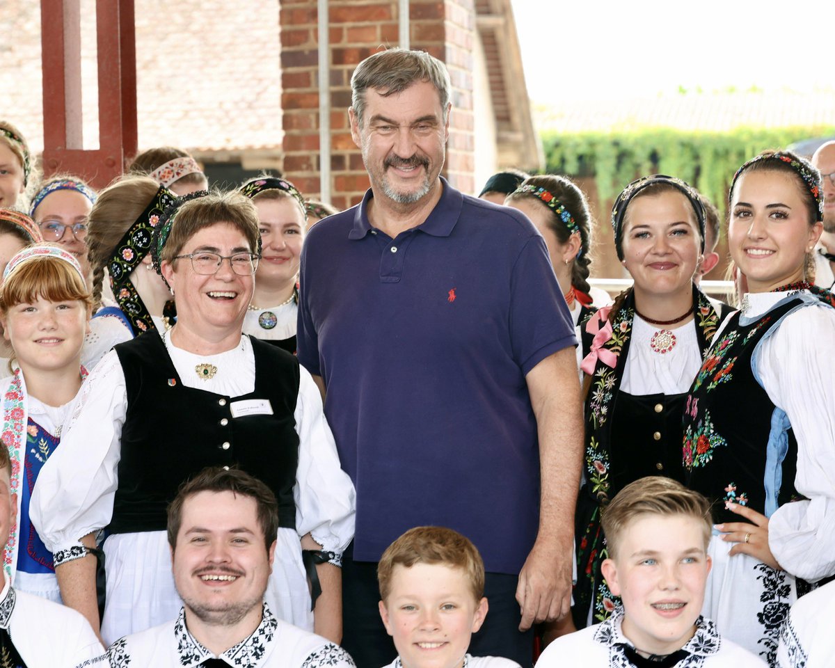 Markus_Soeder's tweet image. Sommerfest der #Siebenbürger Sachsen auf Gut Wolfgangshof im mittelfränkischen Landkreis Fürth: Die Siebenbürger Sachsen sind Brückenbauer zwischen alter und neuer Heimat. Mit Disziplin, Fleiß und harter Arbeit haben sie sich eine neue Existenz aufgebaut und Bayern und Franken…