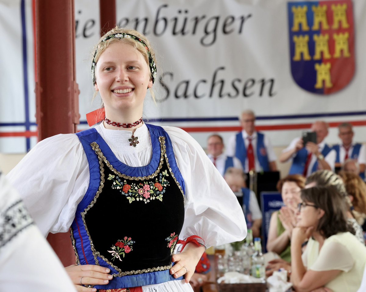 Markus_Soeder's tweet image. Sommerfest der #Siebenbürger Sachsen auf Gut Wolfgangshof im mittelfränkischen Landkreis Fürth: Die Siebenbürger Sachsen sind Brückenbauer zwischen alter und neuer Heimat. Mit Disziplin, Fleiß und harter Arbeit haben sie sich eine neue Existenz aufgebaut und Bayern und Franken…
