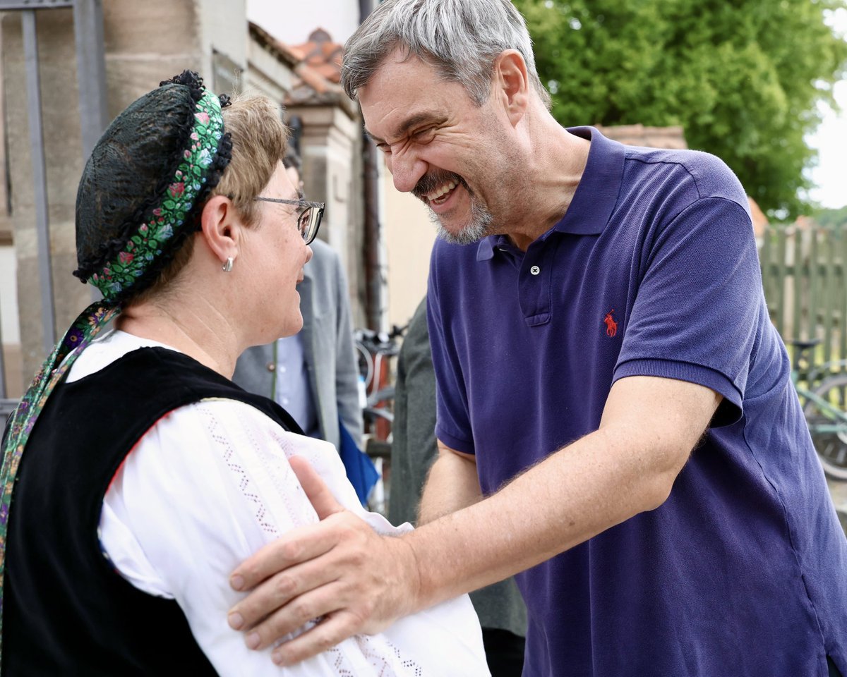 Markus_Soeder's tweet image. Sommerfest der #Siebenbürger Sachsen auf Gut Wolfgangshof im mittelfränkischen Landkreis Fürth: Die Siebenbürger Sachsen sind Brückenbauer zwischen alter und neuer Heimat. Mit Disziplin, Fleiß und harter Arbeit haben sie sich eine neue Existenz aufgebaut und Bayern und Franken…