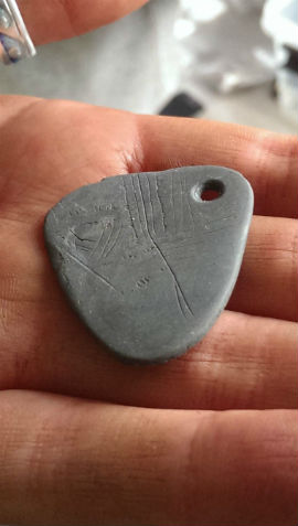 Crónica de Arqueología (@ivandiazsm) on Twitter photo Un colgante de 11.000 años fue descubierto a la orilla de un lago en el yacimiento del Mesolítico en Star Carr en North Yorkshire en 2016. Tiene forma triangular, fue tallado en pizarra, y presenta un agujero en una esquina. Está decorado con unas líneas que podrían representar Un colgante de 11.000 años fue descubierto a la orilla de un lago en el yacimiento del Mesolítico en Star Carr en North Yorkshire en 2016. Tiene forma triangular, fue tallado en pizarra, y presenta un agujero en una esquina. Está decorado con unas líneas que podrían representar
