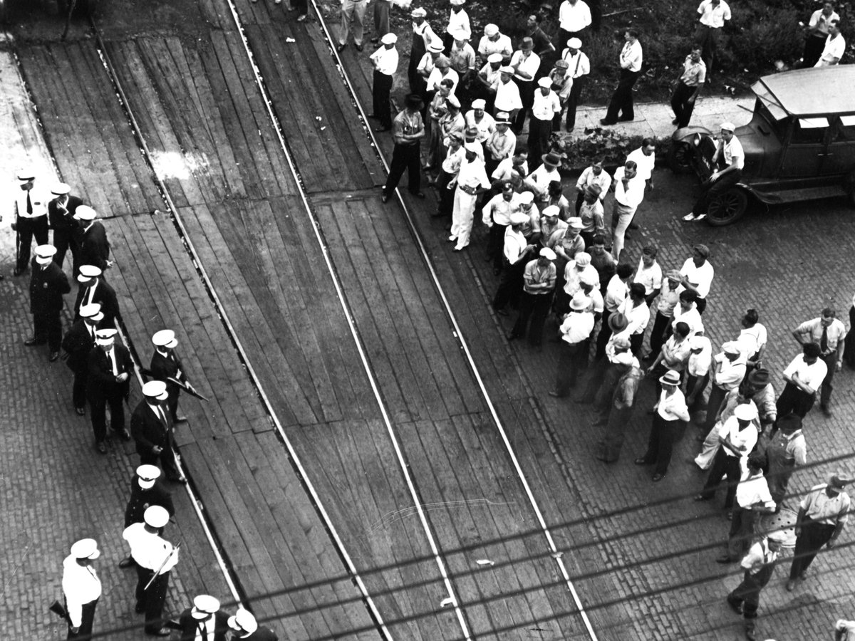 vincempls's tweet image. #OnThisDay July 20, 1934: "Bloody Friday." With 45,000 of the city's workers on strike, Minneapolis Police shoot at unarmed Teamsters trying to prevent trucks from moving in the Warehouse District. 67 picketers are wounded, most of them shot in the back. Two are killed.