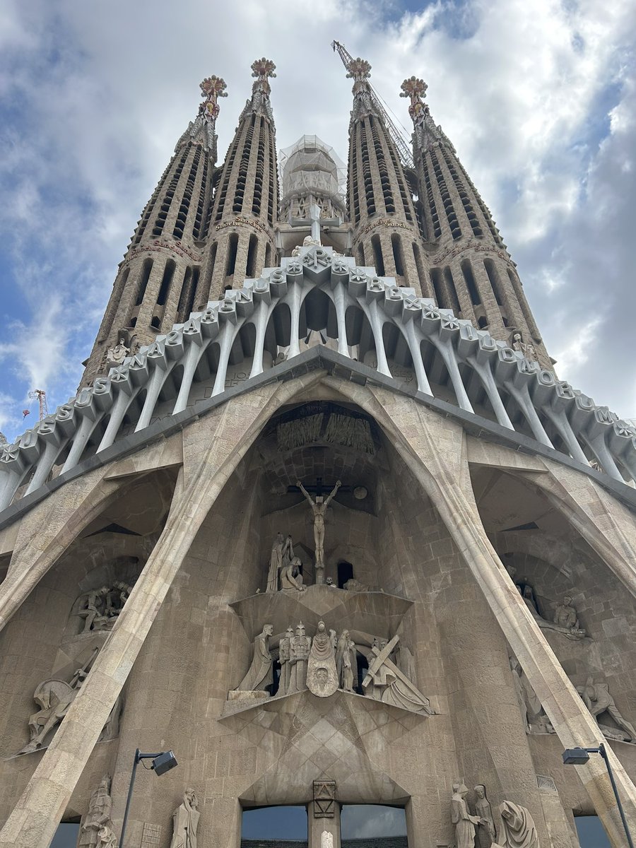 WeatherheadPE's tweet image. Day 4 – Barcelona highlights 🇪🇸
Explored the stunning Sagrada Família, wandered through the colorful Park Güell, and made a quick stop at Camp Nou. Back at the hotel for one last swim and some final rays by the pool ☀️🏊♂️