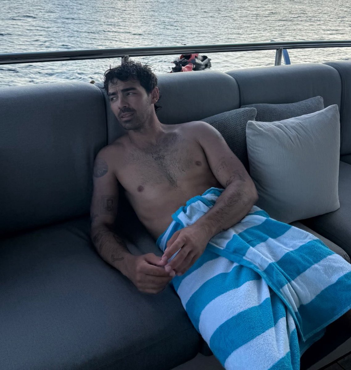 Joe Jonas looks handsome in new photo.