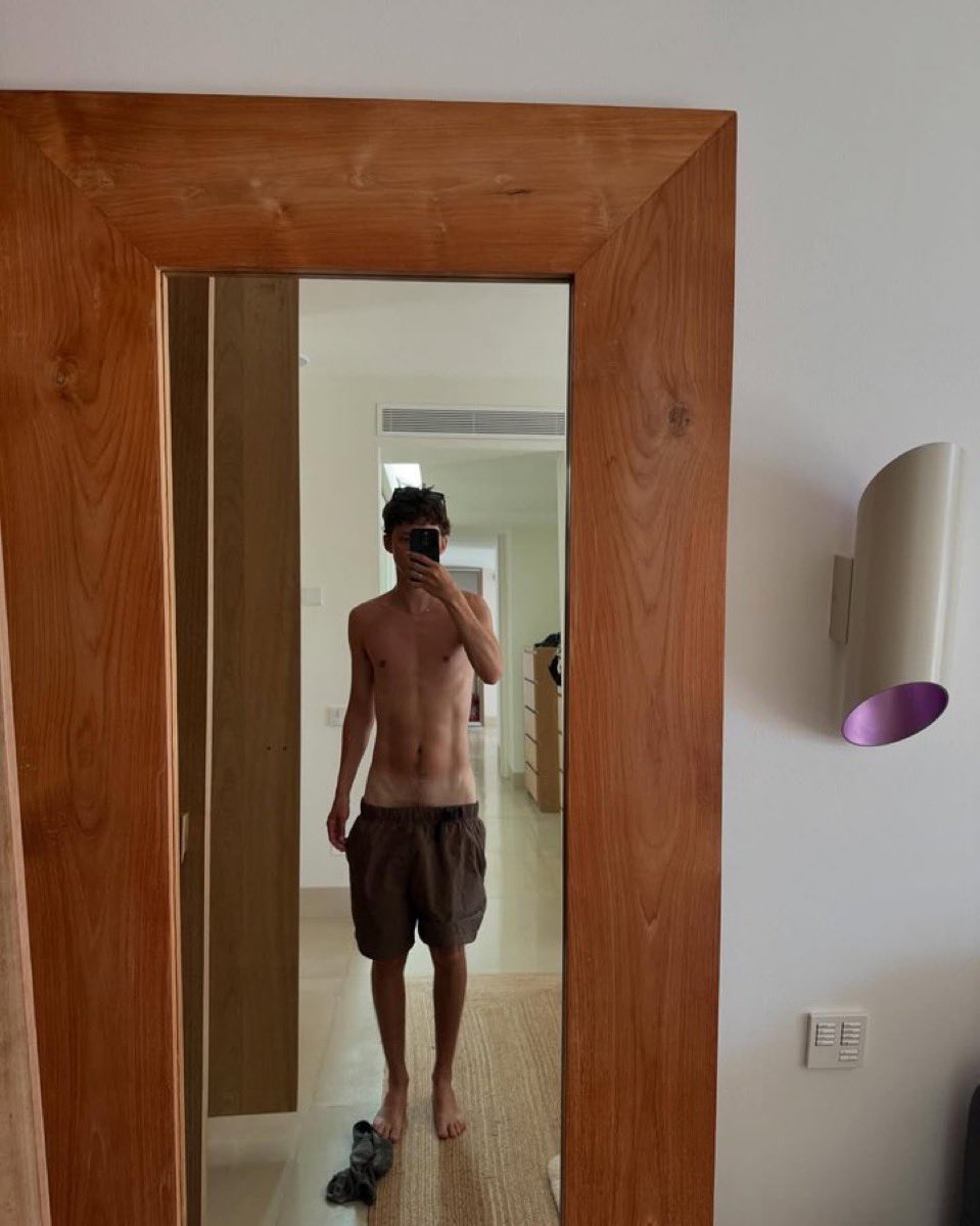 jms_tny's tweet image. everyone keeps posting this photo which is like chinese water torture for men who have aged out of their parents health insurance but are built like they have strong opinions on olivia rodrigo and gracie abram’s
