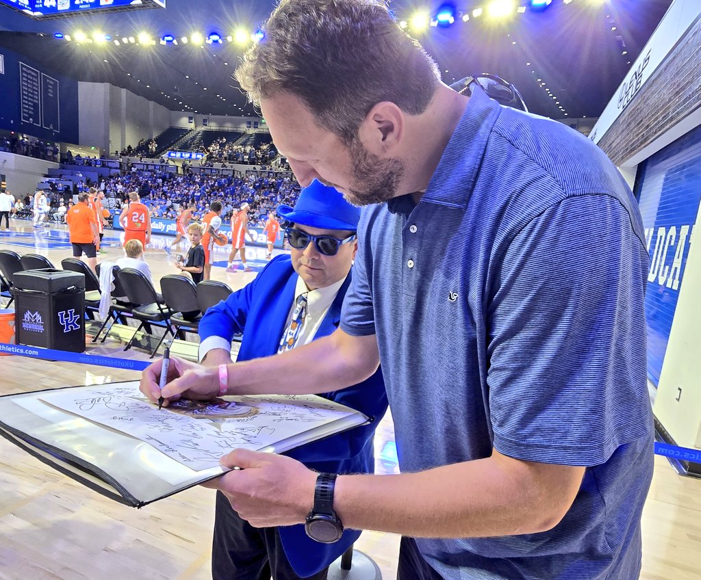 GoBigBluesBros's tweet image. It's 106 miles to HISTORIC MEMORIAL COLISEUM, @LaFamiliaTBT v War Ready at 2:30, it is brother Jake's birthday weekend, as in the words of the Nature Boy, we gotta a WOO ( @lukasz_obrzut) in the band & we are getting the DRAGON next.
Thanks Woo for the autograph!
#BBN #WeAreUK
