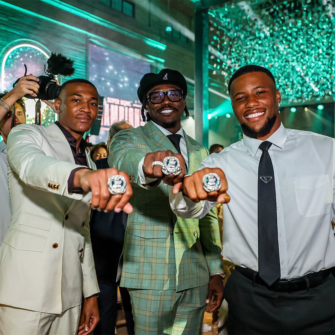 NFLFrance's tweet image. 💍 Champions du Monde à jamais ! 🦅
Les Philadelphia @Eagles posent avec leurs bagues pour le Super Bowl LIX, un souvenir pour la vie ! #FlyEaglesFly
