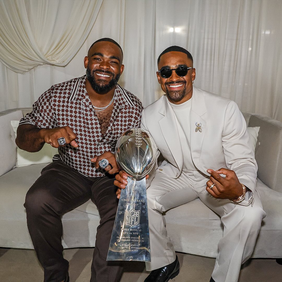 NFLFrance's tweet image. 💍 Champions du Monde à jamais ! 🦅
Les Philadelphia @Eagles posent avec leurs bagues pour le Super Bowl LIX, un souvenir pour la vie ! #FlyEaglesFly