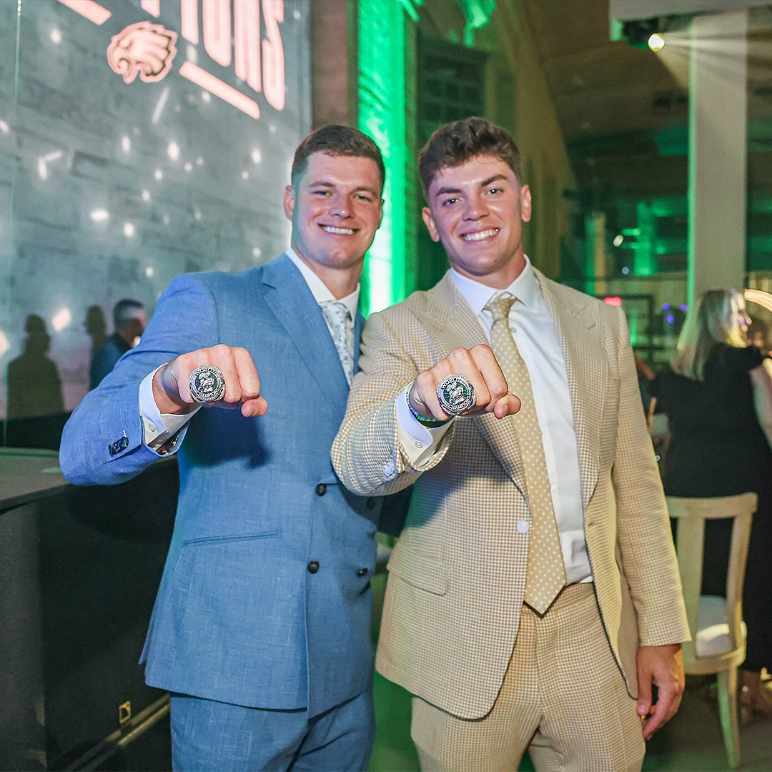 NFLFrance's tweet image. 💍 Champions du Monde à jamais ! 🦅
Les Philadelphia @Eagles posent avec leurs bagues pour le Super Bowl LIX, un souvenir pour la vie ! #FlyEaglesFly