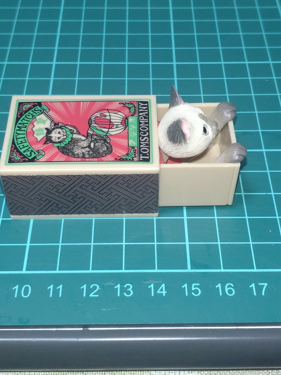 q71C9N5aO99610's tweet image. 本日のガチャ、「船橋つとむ マッチボックス猫」
マッチボックスに潜んだ猫が、箱を開けるとにょいっと出てくるのが可愛い逸品です。
ちなみに新作というわけではなく、再販の模様。
最初の発売日は結構前なのに、こうして再販される辺り、このガチャの人気が伺えます。
#キタンクラブ #カプセルトイ