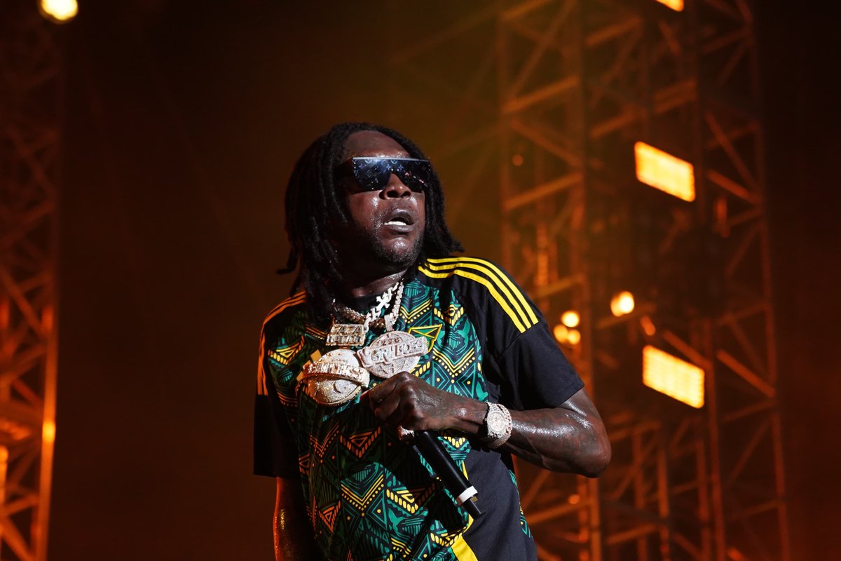 jff_football's tweet image. Football meets dancehall royalty. JFF x Adidas @adidasfootball on the @vybzkartel 🫡🇯🇲
📍@reggaesumfest 2025
#jamaicafootballfederation #reggaesumfest #jamaica #vybzkartel