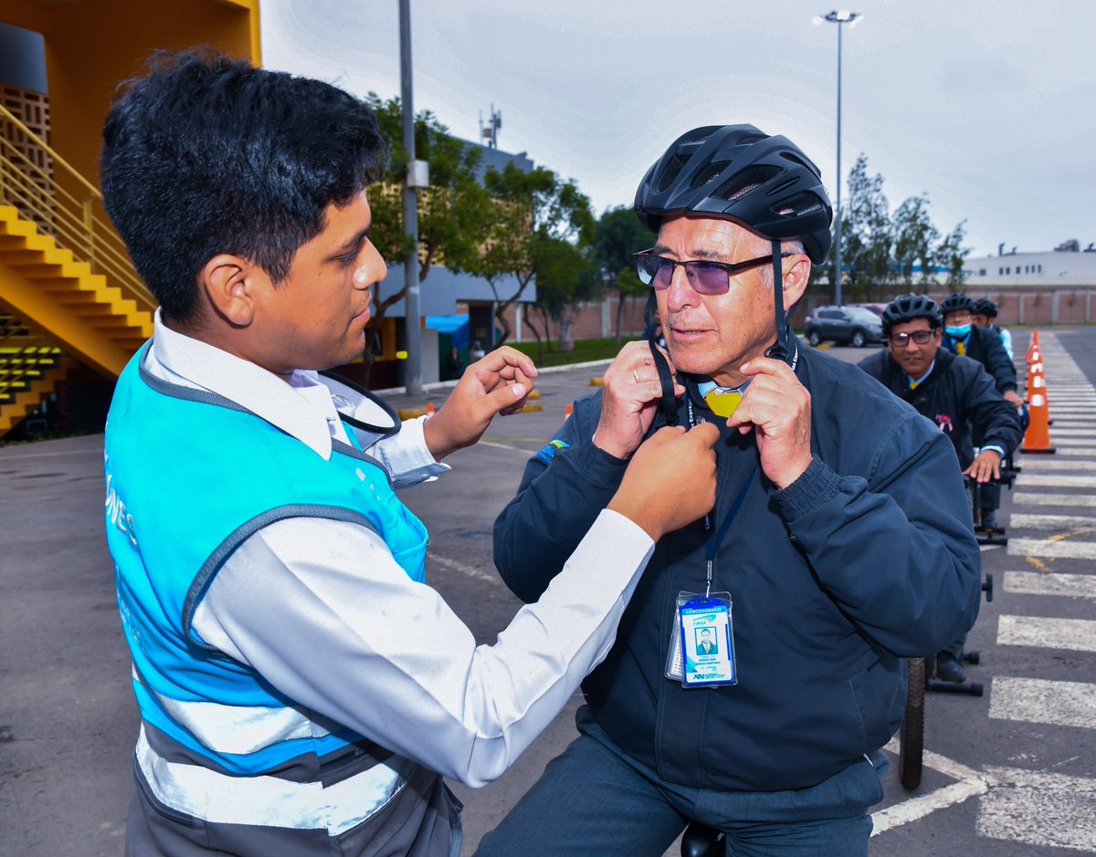 🚴‍♂️ ¡Conocieron el peligro que afrontan los ciclistas!

150 conductores de buses alimentadores del Metropolitano se subieron a bicicletas estacionarias mientras otras unidades pasaban muy cerca a toda velocidad.

Una experiencia para generar conciencia 👉 gob.pe/es/n/1211468