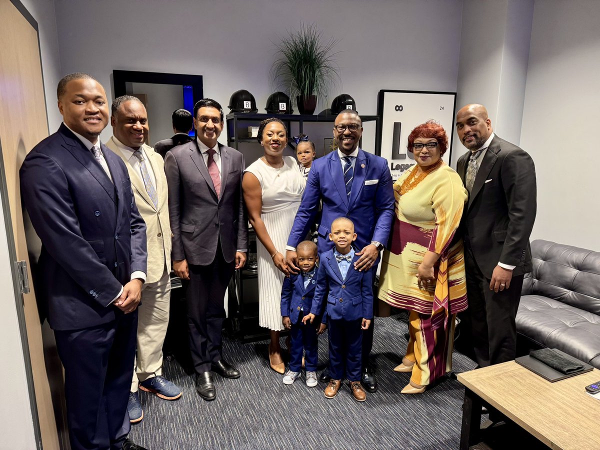 GrantForSC's tweet image. Honored to have Congressmen @RepRoKhanna and @rep_jackson worship with my family this morning. Bishop Moultrie’s soul-stirring message reminded us to stay in the fight—our communities are depending on it. 🙏🏾
