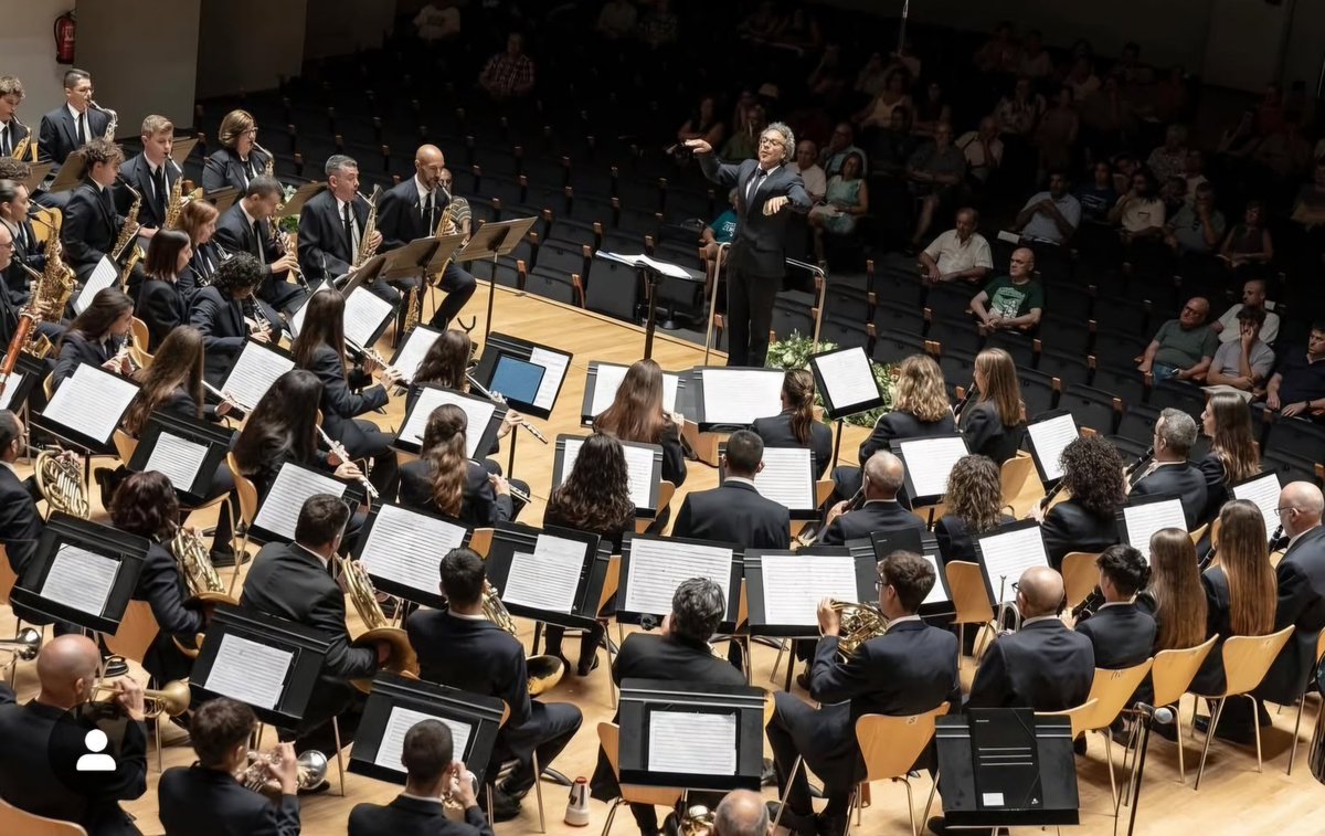 👉🏻 La Sociedad Unión Musical de #Almansa ha participado hoy en la #SeccióndeHonor arropada por un<a href="/s/">『S』</a> 400 almanseñ@s con su alcaldesa, <a href="/Pilarcallado/">Pilar Callado García</a> 🤩. 

Y el jueves la Unión Musical Sta. Cecilia de #Caudete se alzó con el 1er. puesto y Mención de Honor en la #SecciónSegunda🫰🏻❤️.