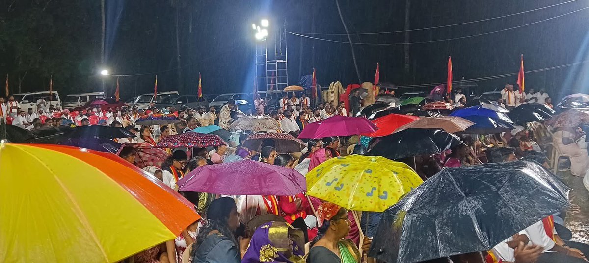 தமிழக வெற்றி கழகத்தின் கன்னியாகுமரி மேற்கு மாவட்ட பொதுக்கூட்டம், காற்றும் மழையும் தடையல்ல என்றெடுத்துவைக்கும் மக்கள் பேரலைக்காட்சியாக இன்று அமைந்து கொண்டிருக்கிறது 👏🏼👏🏼

#முதல்வர்வேட்பாளர்_விஜய்