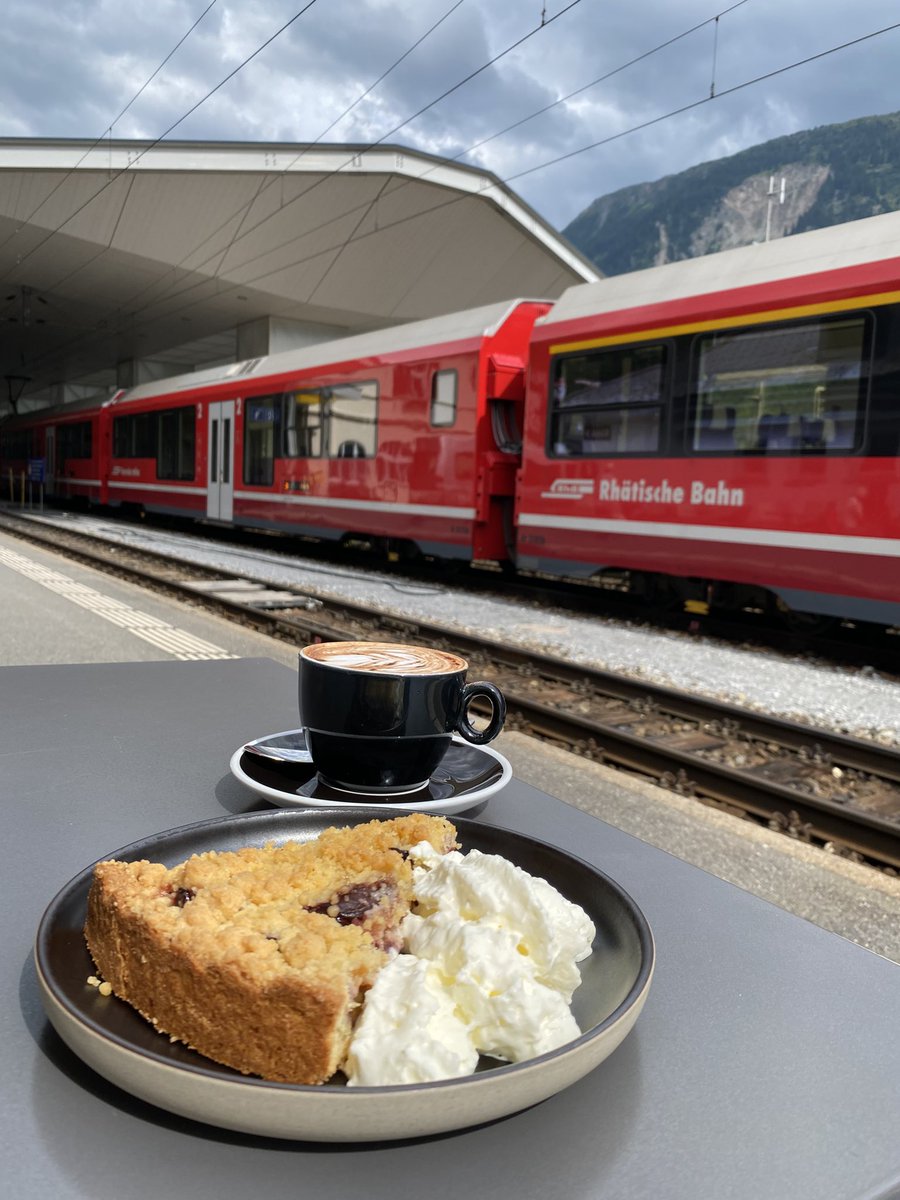 TobiM's tweet image. Whenever I have the chance, I visit the Bahnhofsbuffet while being in Switzerland.
They‘re such a great part of the railway culture, you can enjoy a great coffee and cake while watching @rhaetischebahn train operations one meter away from the tracks…