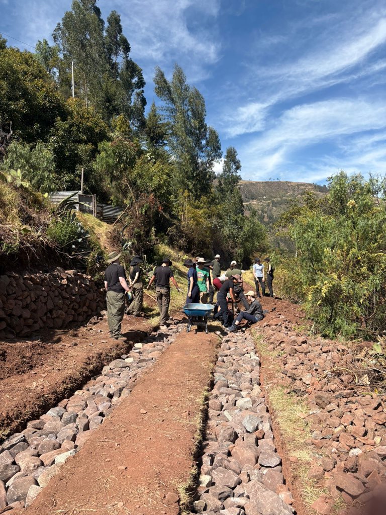 Project work at Tarawasi primary school. Building a driveway so the food programs trucks can access easier. #Peru2025