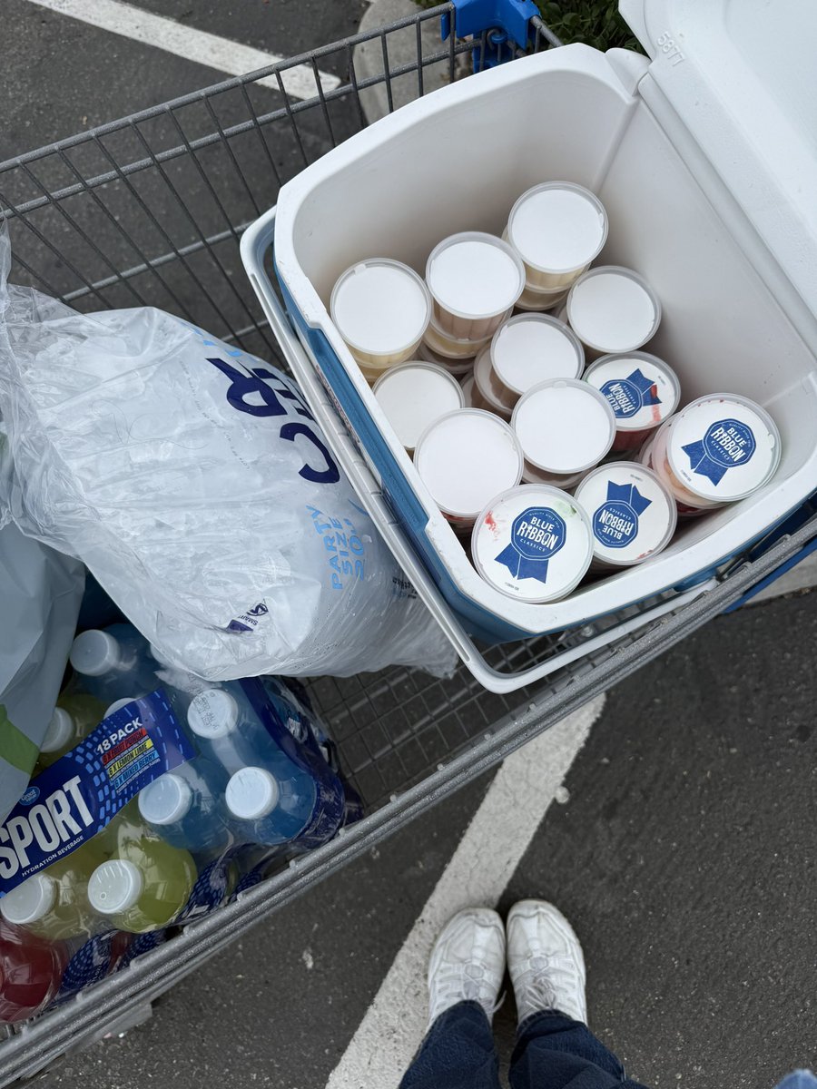 bustitopen420's tweet image. thanks to a few people who cashapped me under that tweet yesterday, I was able to get cold drinks AND get some ice cream for my folks today, super stoked. Have a good Sunday everyone