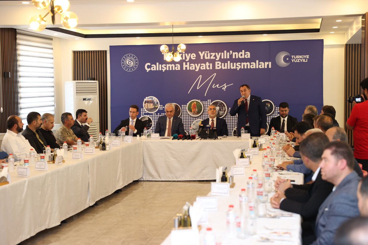 Çalışma ve Sosyal Güvenlik Bakanımız Sn. Prof. Dr. <a href="/isikhanvedat/">Prof. Dr. Vedat Işıkhan</a> ,Valimiz Sn. <a href="/Valiavnicakir/">Avni Çakır</a> ,İl Başkanımız Sn. <a href="/MelikEmre1/">Melik Emre</a> ,İl Protokolümüz ve ilimizin pek kıymetli iş insanları ve STK temsilcileriyle “Türkiye Yüzyılı’nda Çalışma Hayatı Buluşmaları” programı kapsamında bir araya