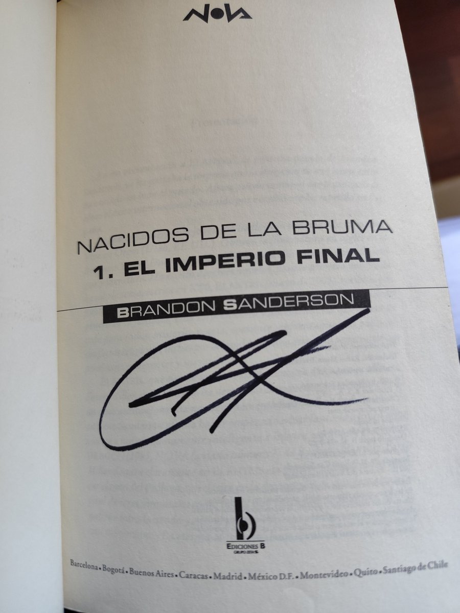 Puente4Podcast's tweet image. Dedicamos este post para que pongáis aquí vuestros libros firmados en el @festivalcelsius.
Comenzamos nosotros con una firma de El Imperio Final, primera edición en español @NovaCiFi, firmada por @BrandSanderson.