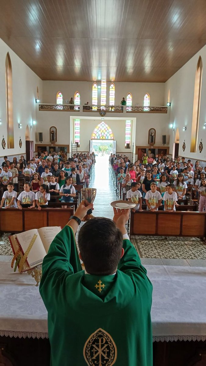 Muchos dicen que hay que evangelizar en redes. Y es verdad. Pero no olvidemos lo esencial. 🧵👇
#Evangelización #VidaParroquial

1️⃣📱 Las redes ayudan, sí. Pero ningún sacerdote fue ordenado para ser influencer. Tenemos un envío: nuestra parroquia, nuestra comunidad.
#Sacerdocio