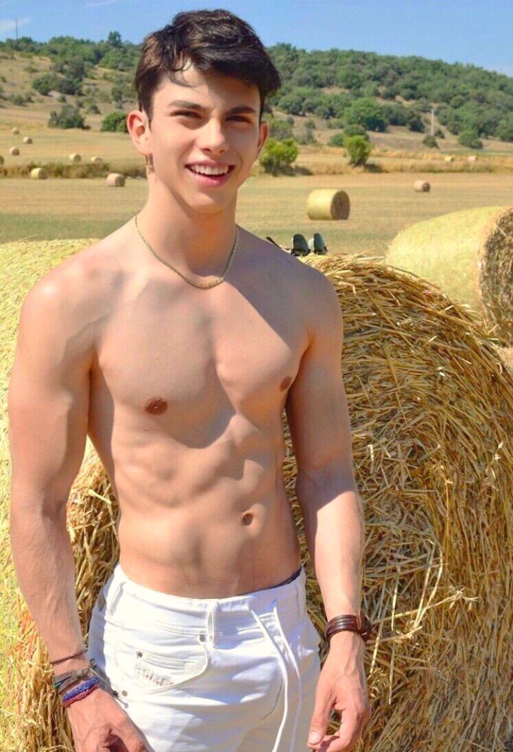 #MozosGay que llega directo al corazón y al alma... ¿quién se anima a perderse en esa sonrisa y esos abdominales? 🔥😉🌾 #AtracciónPura #SexyYNatural

#ChicosDeLaRed  😋
Follow me 👉 instagram.com/chicosdelared/