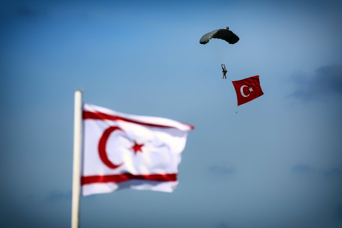 Kıbrıs semalarında yazılan tarih: Unutma, unutturma! 🇹🇷

#MillîSavunmaBakanlığı
#GününFotoğrafı 📸