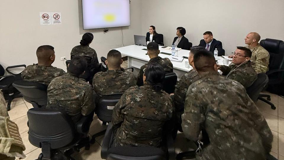 usembassyguate's tweet image. Expertos en ciberseguridad de @Southcom y @arkansasguard, lideraron un taller de Intercambio de información de expertos junto al @Ejercito_GT, que fortalece capacidades de identificación y respuesta a amenazas y ataques cibernéticos por actores extranjeros malignos. Juntos,…