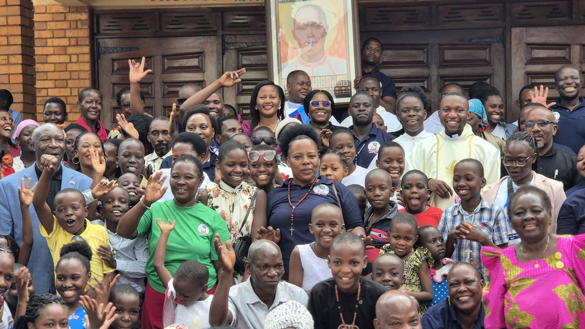 WinifredNakandi's tweet image. At the Parish Day today at Our Lady of Mt. Carmel Busega Parish, faithfuls matched in order of their sub-parishes. It was only joy and praise as St. Bruno Sserunkuuma sub-parish matched forward. Watch the video to catch a glimpse of our vibe