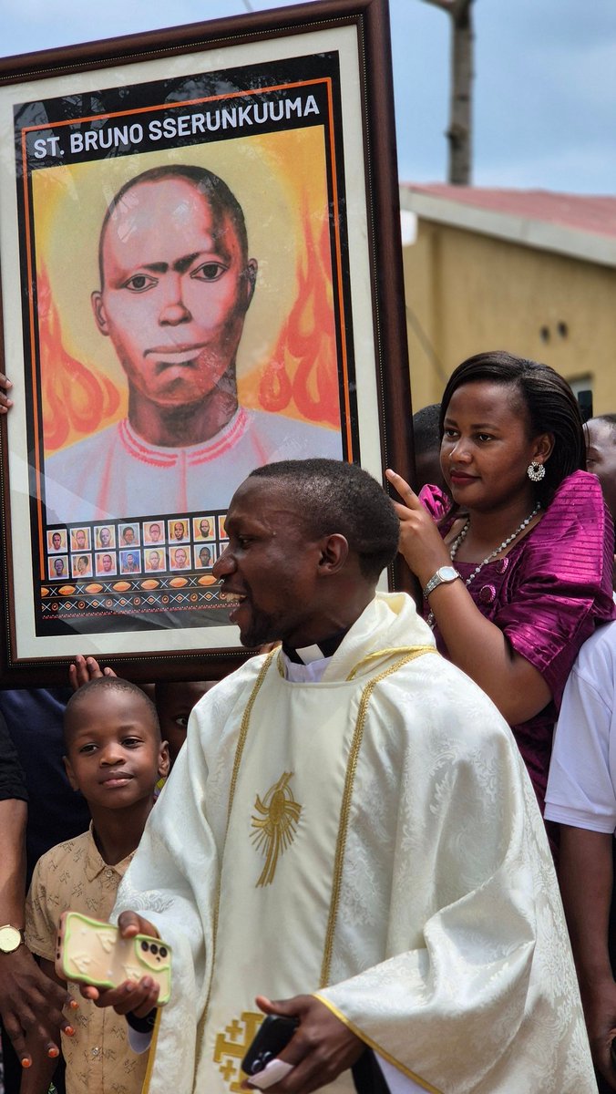WinifredNakandi's tweet image. At the Parish Day today at Our Lady of Mt. Carmel Busega Parish, faithfuls matched in order of their sub-parishes. It was only joy and praise as St. Bruno Sserunkuuma sub-parish matched forward. Watch the video to catch a glimpse of our vibe