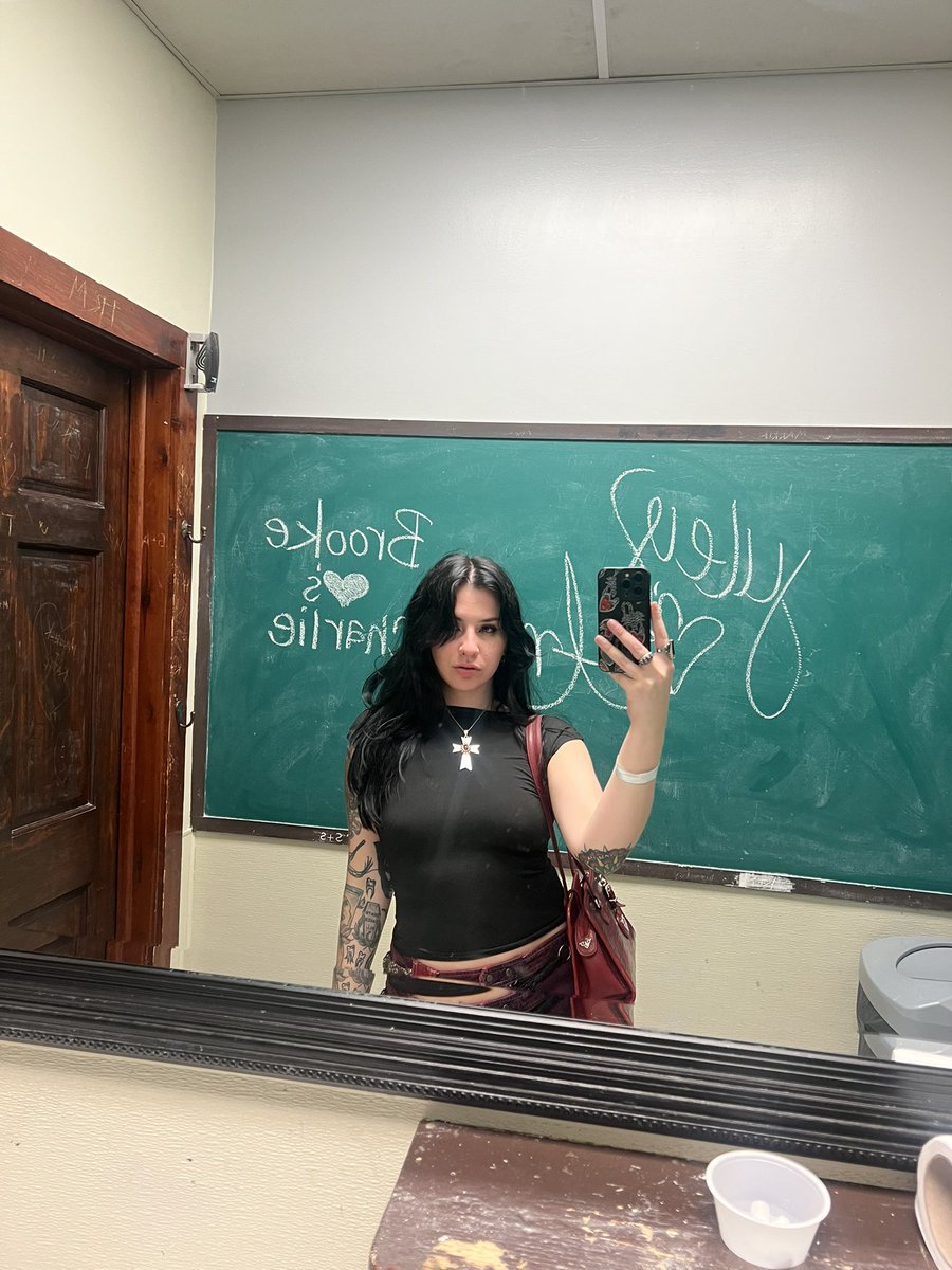 _Hexting's tweet image. The category is: drunk bar photos