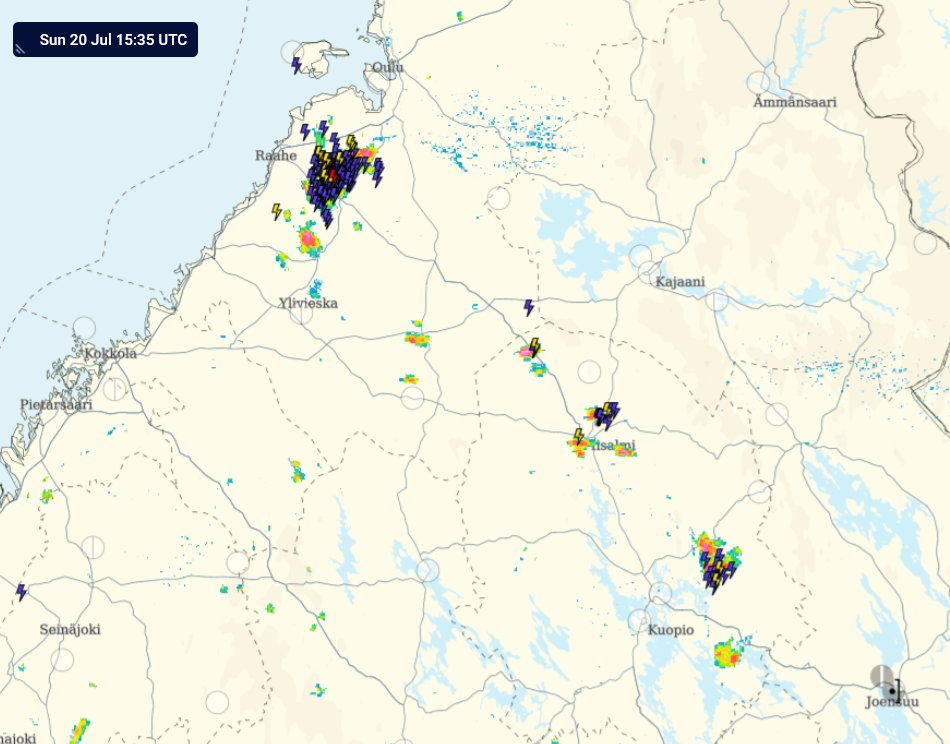 meteorologit's tweet image. Pohjois-Pohjanmaan länsiosasta Pohjois-Savoon ulottuvalla alueella on muodostunut yksittäisiä ukkosia, jotka liikkuvat länteen. Varsinkin Raahen seudulla on odotettavissa ukkosia lähitunnin aikana. Kuvan tilanne kello 18.35 (SA).