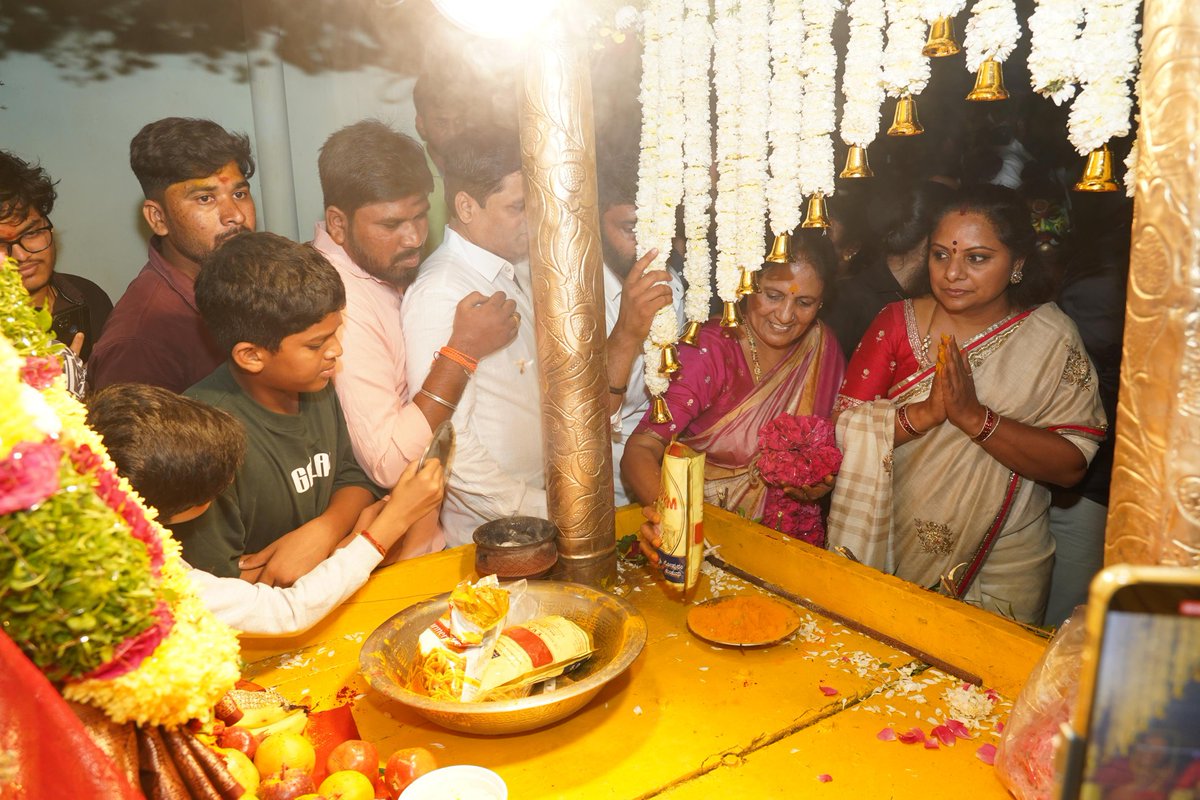 OfficeOfKavitha's tweet image. రీసాలా బజార్ లో జరిగిన మహంకాళి అమ్మవారి బోనాల జాతరలో పాల్గొన్న ఎమ్మెల్సీ @RaoKavitha