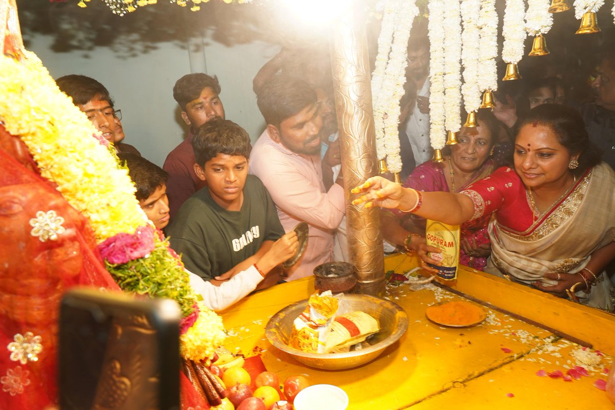 OfficeOfKavitha's tweet image. రీసాలా బజార్ లో జరిగిన మహంకాళి అమ్మవారి బోనాల జాతరలో పాల్గొన్న ఎమ్మెల్సీ @RaoKavitha