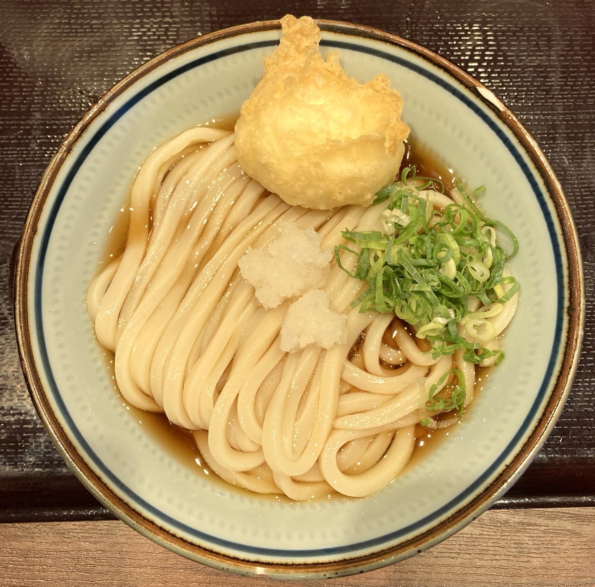 KenNobuy's tweet image. 香川一福 神田本店
東京都千代田区内神田1丁目18−11
冷ぶっかけ小（520円）半熟玉子天（180円）
値段はあれですがやっぱり麺もつゆもおいしいですね。小麦の美味しさ感じます。濃いめの出汁もおいしい、出汁まで完飲しました。ごちそうさまでした。