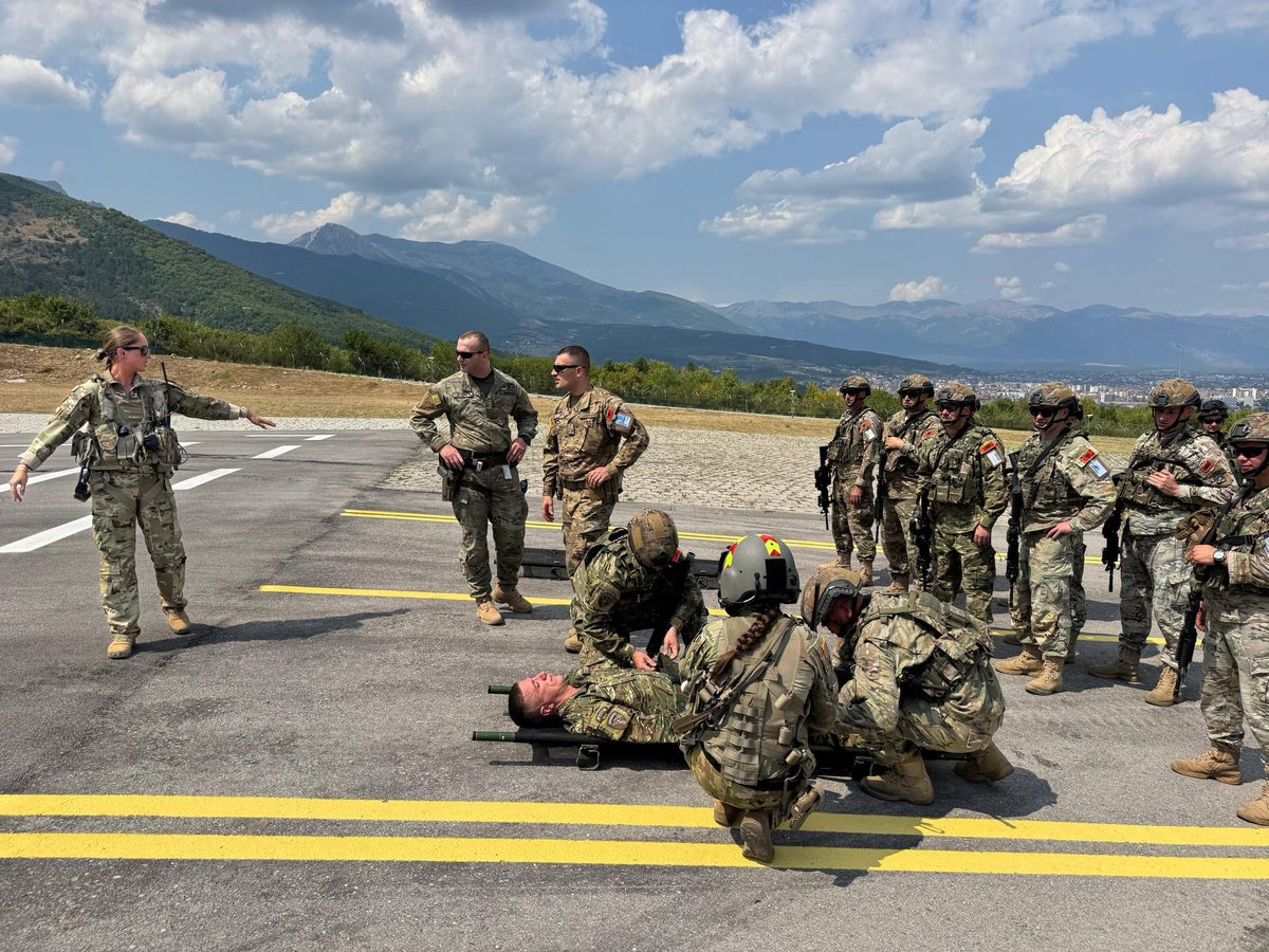 Kosovo_Update's tweet image. 🇦🇱🇽🇰 Albanian KFOR troops trained in Peja on air medical evacuation (HELI MEDEVAC), showcasing readiness & teamwork with NATO allies.