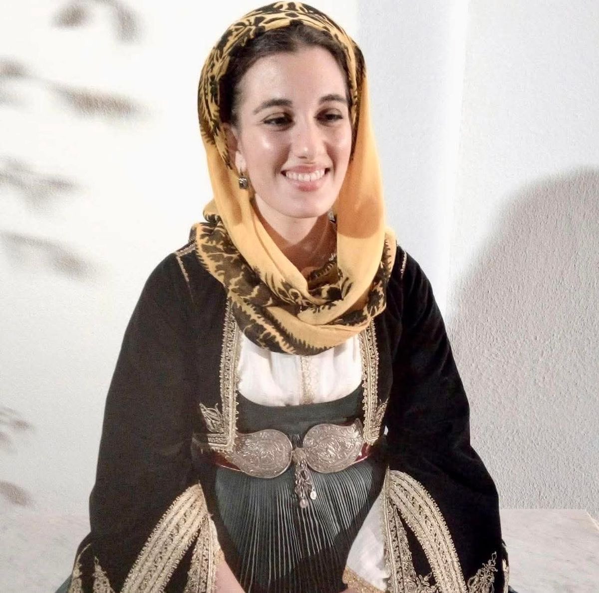 MuhacirEfendi's tweet image. Traditionally Muslim women in the Ottoman Empire, wore full chador over their clothes, that is not always practical to wear today
But we can maintain tradition with some updates by learning from our Rum neighbours who wore a veil much closer to what many Muslim women wear today