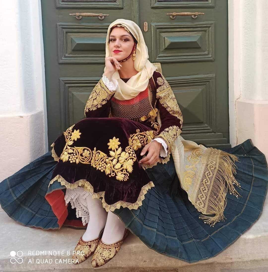 MuhacirEfendi's tweet image. Traditionally Muslim women in the Ottoman Empire, wore full chador over their clothes, that is not always practical to wear today
But we can maintain tradition with some updates by learning from our Rum neighbours who wore a veil much closer to what many Muslim women wear today