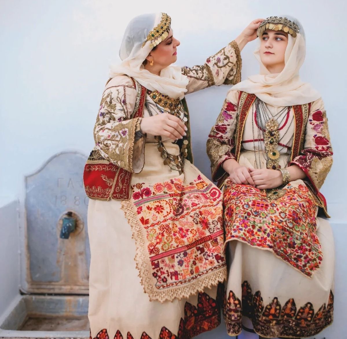MuhacirEfendi's tweet image. Traditionally Muslim women in the Ottoman Empire, wore full chador over their clothes, that is not always practical to wear today
But we can maintain tradition with some updates by learning from our Rum neighbours who wore a veil much closer to what many Muslim women wear today