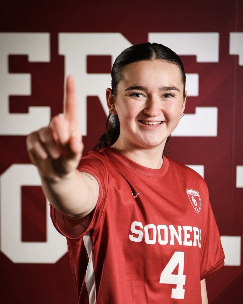 OU_WSoccer's tweet image. Happy first birthday in the Crimson & Cream, @sophiemorrin20 🎂🎉
