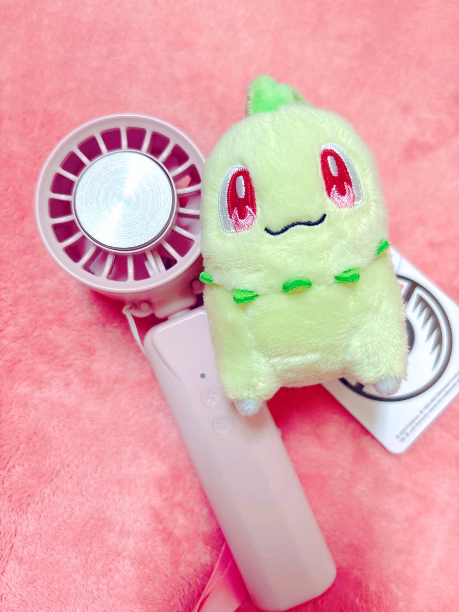 Chicojealousist's tweet image. この扇風機を使って、たこ焼き冷やすチコ