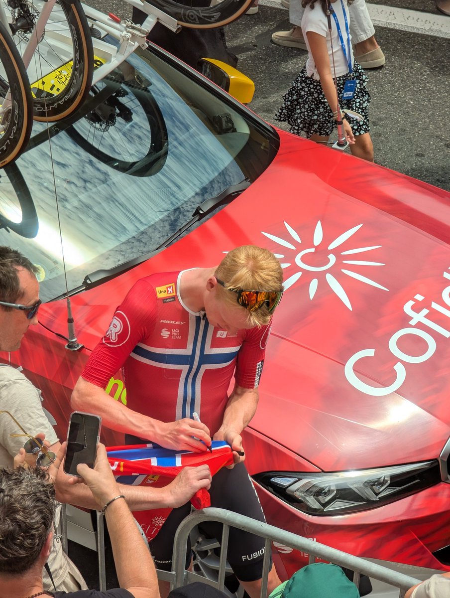 TrueGM2's tweet photo. L'équipe Uno X #TourDeFrance2025 dispo pour ses fans 🤩 https://t.co/5XeWoFSvCe