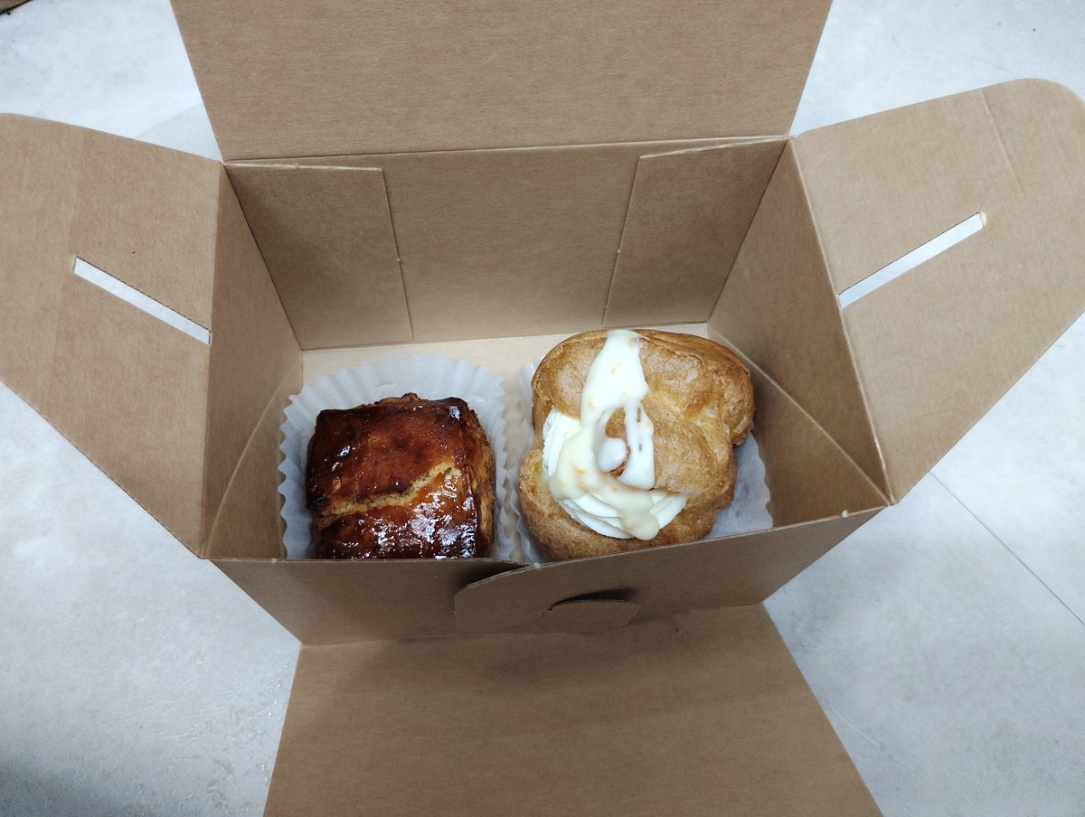 Mm68204081's tweet photo. 近所にケーキ屋があることに気づいて、シュークリームとスコーン買ってきた
スコーンはドライフルーツとナッツが入っててかなり好みのお味でした
シュークリームはホワイトチョコがけで、クリームにオレンジピールがはいっており、意外とさっぱり食べられました🤤 https://t.co/wiQrBp8y9X